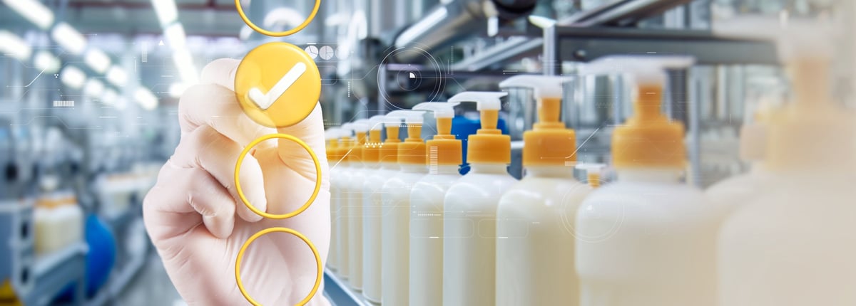 Control de calidad de productos cosméticos en una fábrica, con guante inspeccionando el envase